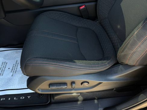 Used 2025 Honda Pilot Sport image 11
