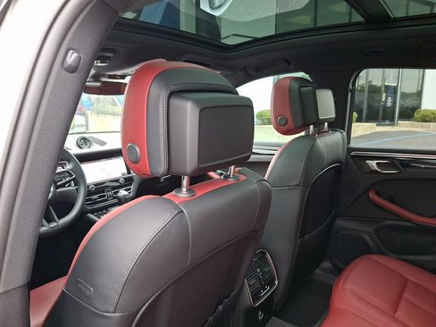 Used 2023 Porsche Macan AWD/4WD image 21