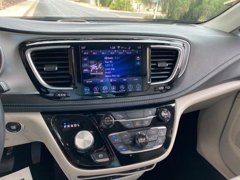 Used 2018 Chrysler Pacifica Limited FWD image 73