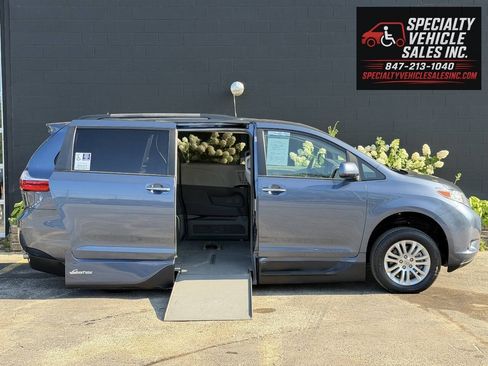 Used 2016 Toyota Sienna XLE FWD image 2