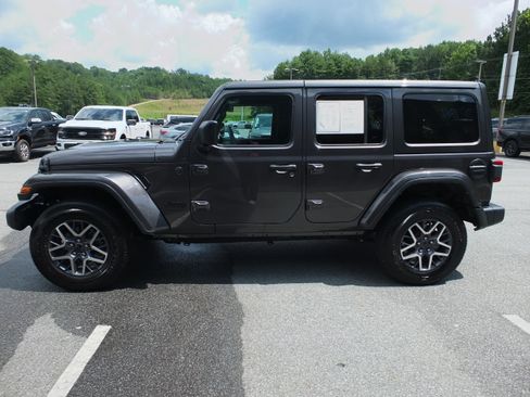 Used 2025 Jeep Wrangler Unlimited Sahara AWD/4WD image 6