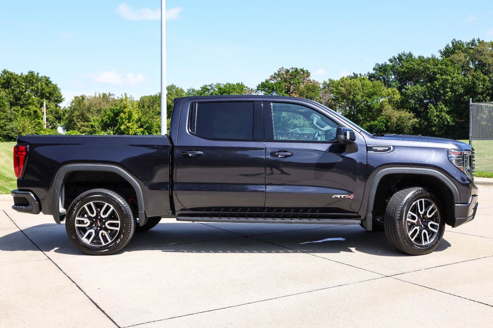 Used 2022 GMC Sierra 1500 AT4 w/ AT4 Premium Package AWD/4WD image 4