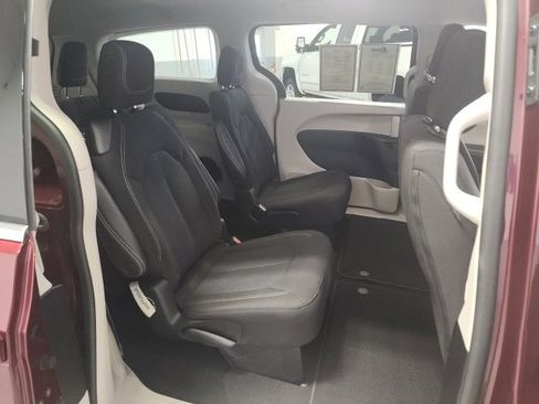 Used 2022 Chrysler Voyager LX image 19