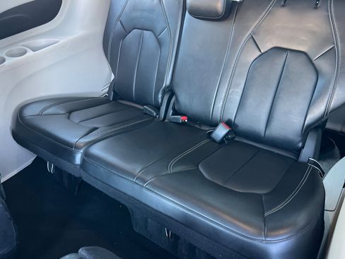 Used 2024 Chrysler Pacifica Select image 15