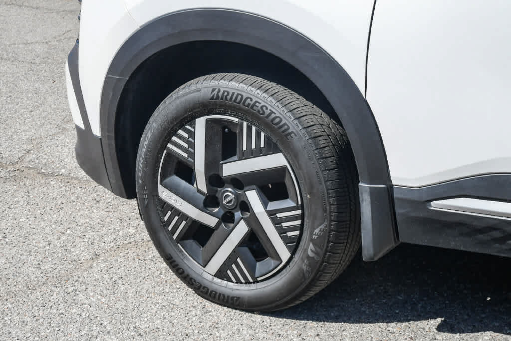 Used 2025 Nissan Kicks SV FWD image 9