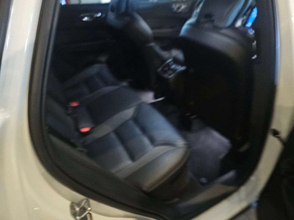 Used 2022 Volvo XC60 B6 R-Design AWD/4WD image 8