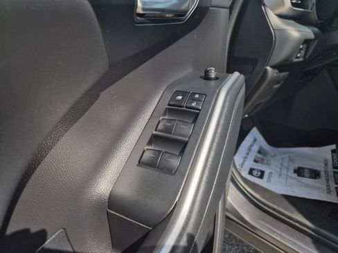 Used 2022 Toyota Highlander XLE AWD/4WD image 15