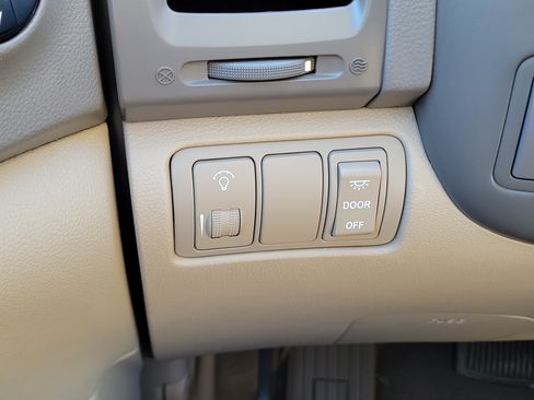 Used 2011 Kia Sedona LX FWD image 22
