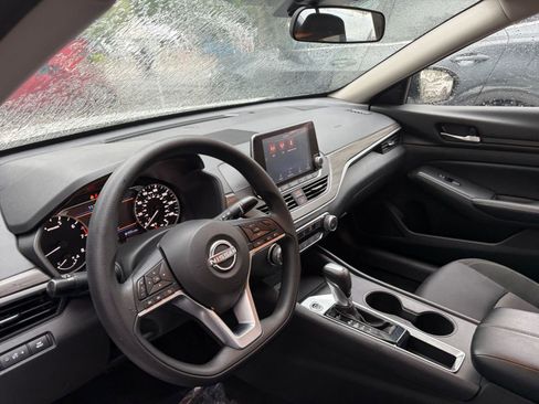 Used 2025 Nissan Altima 2.5 SV FWD image 34