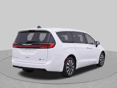 Used 2023 Chrysler Pacifica Touring-L FWD image 3