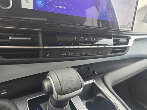 Used 2025 Toyota Sienna XLE AWD/4WD image 28