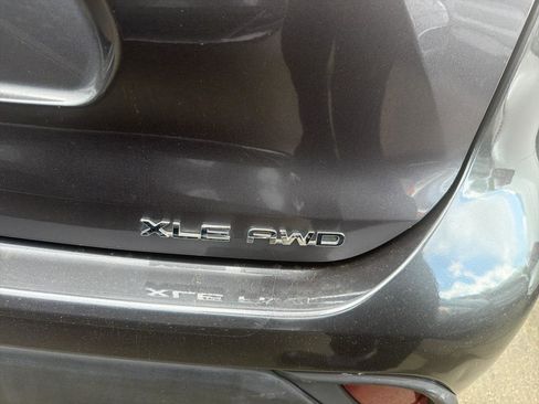 Used 2021 Toyota Highlander XLE AWD/4WD image 8