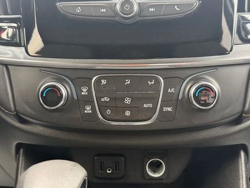 Used 2021 Chevrolet Traverse LT FWD image 23