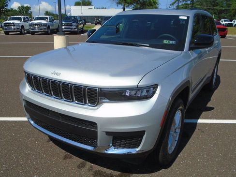 New 2025 Jeep Grand Cherokee L Laredo image 4