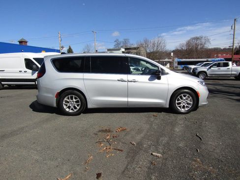 Used 2024 Chrysler Pacifica Touring-L image 9