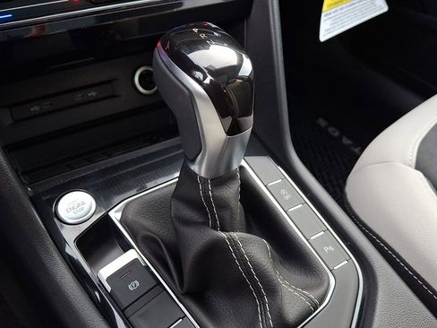 New 2026 Volkswagen Taos SE image 8