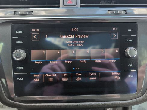 Used 2018 Volkswagen Tiguan SE w/ Panoramic Sunroof Package image 13