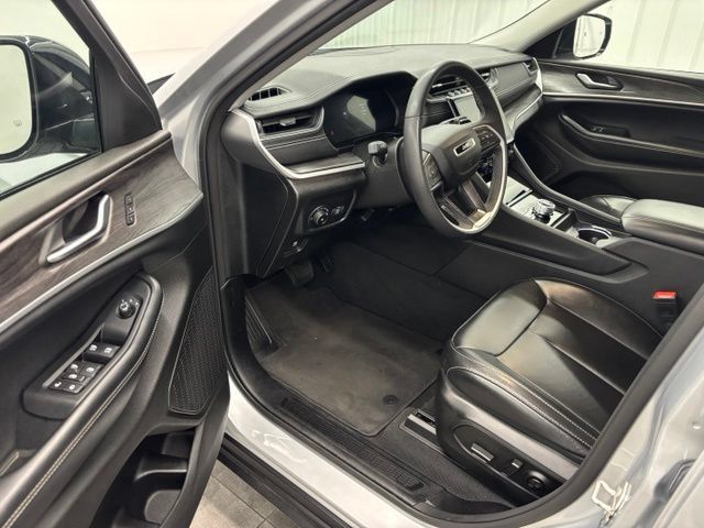 Used 2024 Jeep Grand Cherokee L Limited AWD/4WD image 16