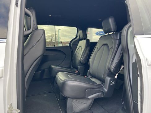 New 2026 Chrysler Pacifica Select image 36