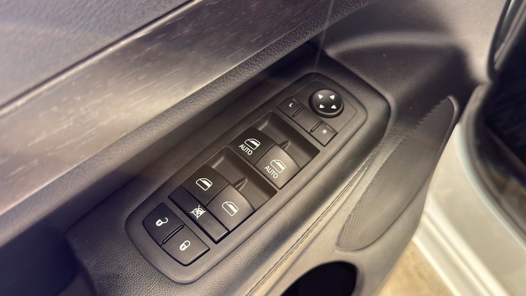 Used 2018 Jeep Grand Cherokee Altitude AWD/4WD image 24