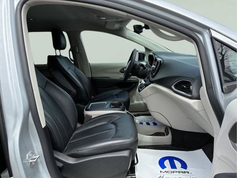 Used 2024 Chrysler Pacifica Touring-L FWD image 14
