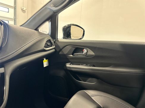 New 2026 Chrysler Pacifica Select image 25