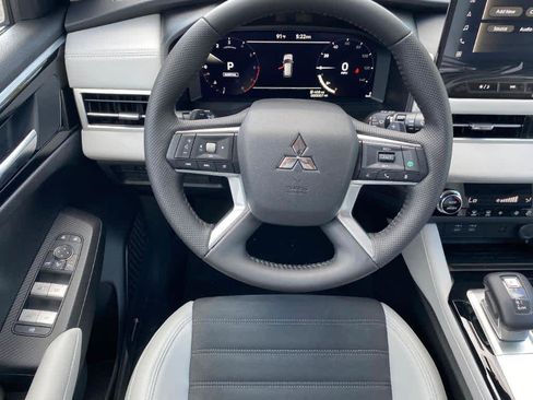 New 2025 Mitsubishi Outlander SE image 5