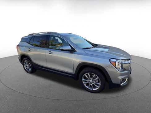 Used 2024 GMC Terrain SLT image 2