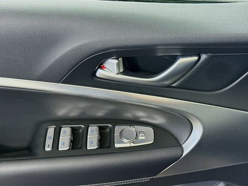 Used 2025 Genesis G70 2.5T image 24