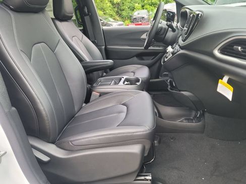 New 2027 Chrysler Pacifica Select FWD image 6