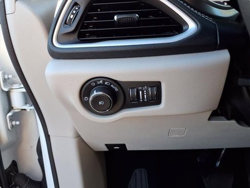 Used 2024 Chrysler Pacifica Select image 14