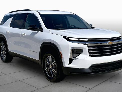 Used 2025 Chevrolet Traverse LT FWD image 3
