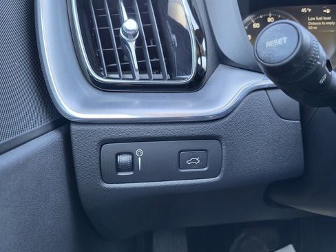 Used 2018 Volvo XC60 T6 Momentum w/ Advanced Package image 21