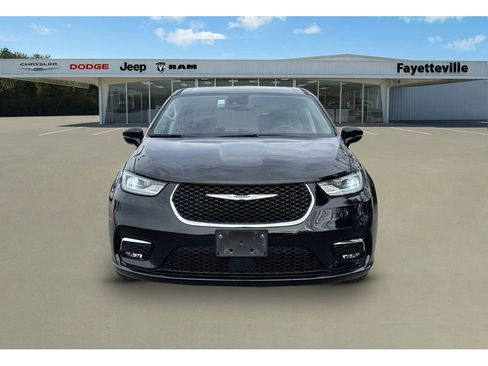 Used 2024 Chrysler Pacifica Touring-L image 8