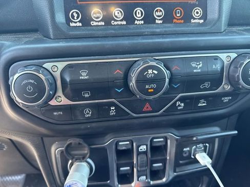 Used 2020 Jeep Gladiator Overland AWD/4WD image 13