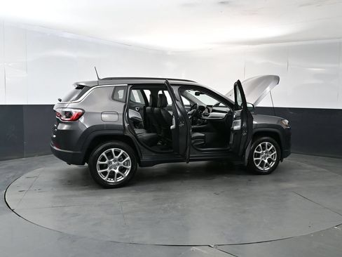 Used 2022 Jeep Compass Latitude w/ Sun and Sound Group AWD/4WD image 26