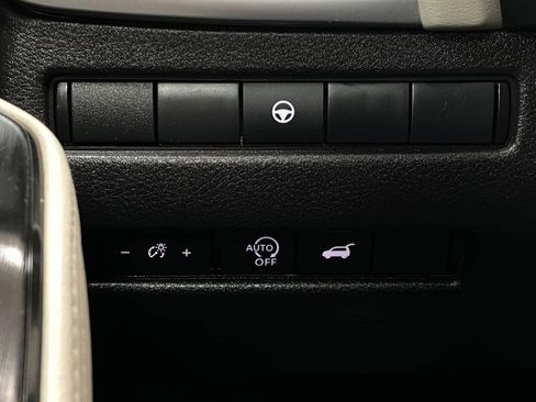 Used 2025 Nissan Rogue SV image 14