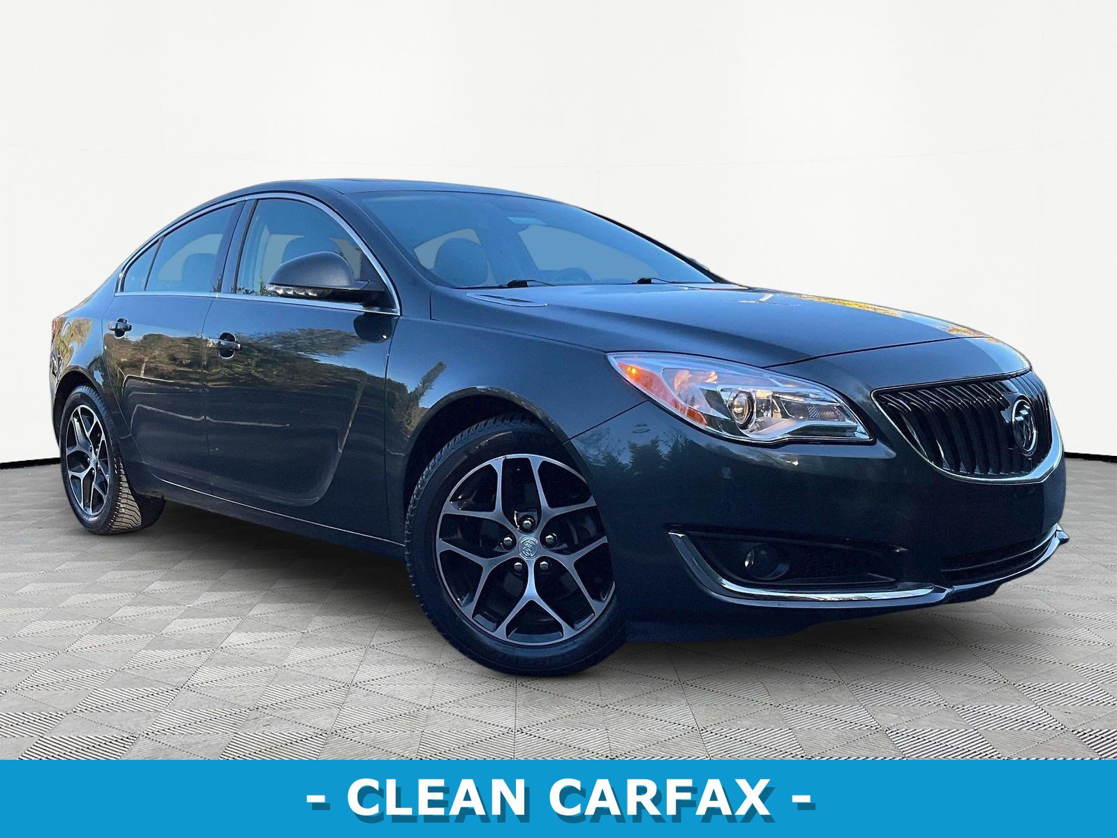 Used 2017 Buick Regal Sport Touring FWD image 3