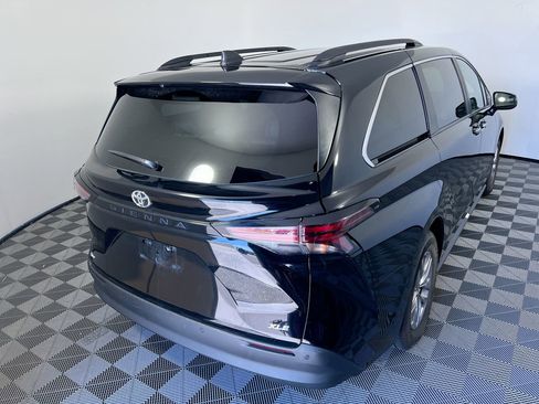 Used 2026 Toyota Sienna XLE FWD image 3