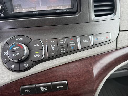 Used 2012 Toyota Sienna XLE w/ Entertainment Pkg FWD image 25