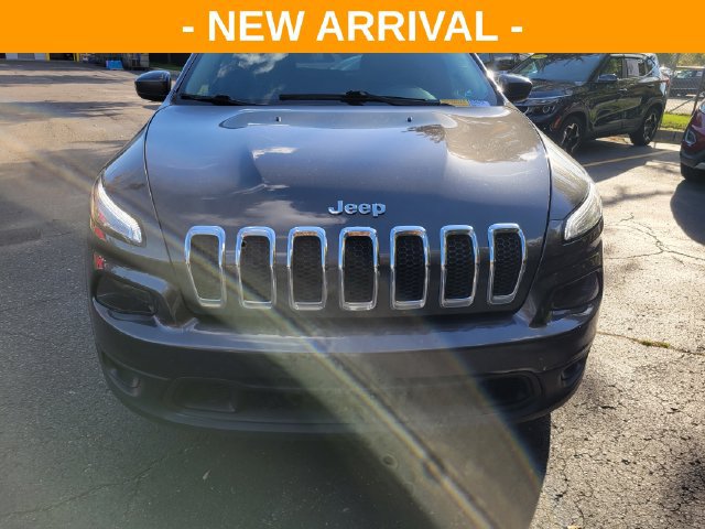 Used 2017 Jeep Cherokee Latitude w/ Cold Weather Group FWD image 8