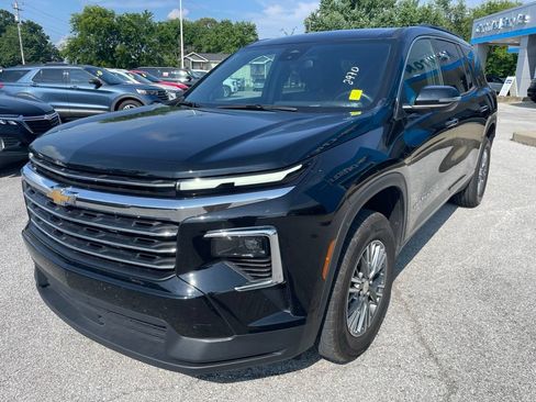Used 2025 Chevrolet Traverse LT FWD image 2