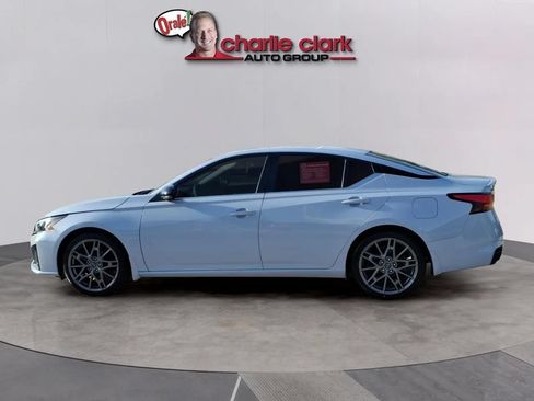 Used 2023 Nissan Altima 2.0 SR FWD image 2