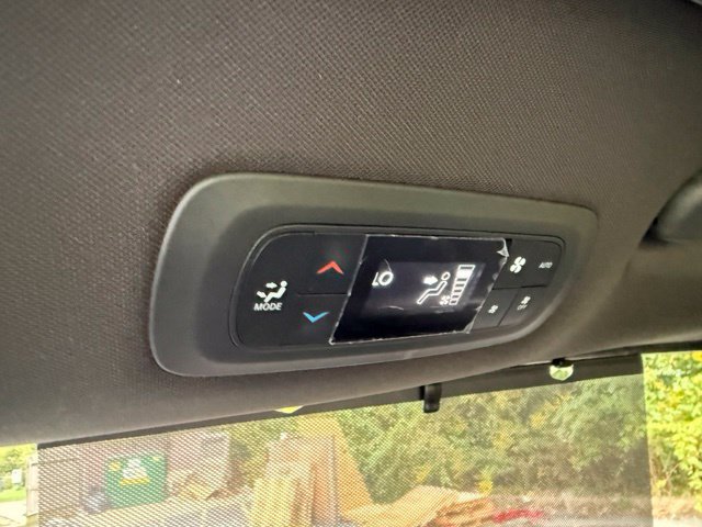 Used 2020 Chrysler Pacifica Touring-L FWD image 21