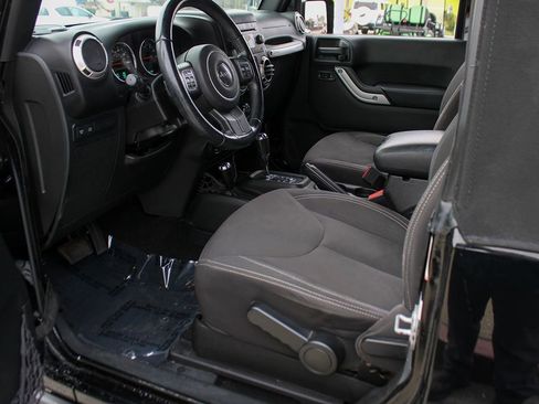 Used 2017 Jeep Wrangler Rubicon w/ Connectivity Group image 16