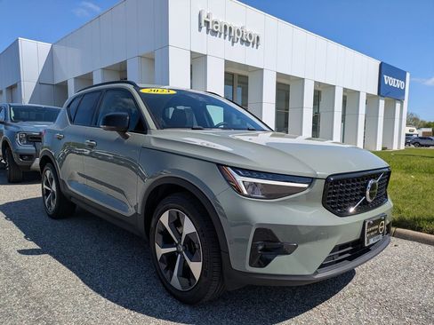 Certified 2023 Volvo XC40 B4 Plus w/ Driver Assist Package FWD image 2