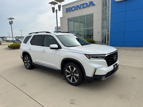 Used 2025 Honda Pilot Elite image 3