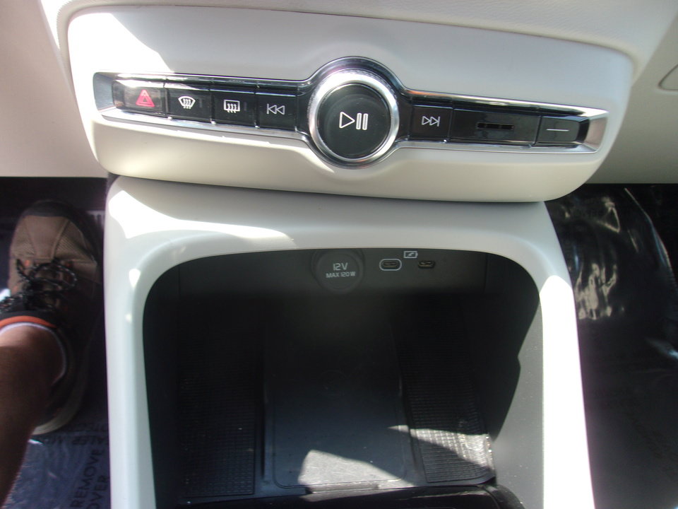 Used 2024 Volvo XC40 B5 Plus AWD/4WD image 19