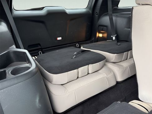 Used 2018 Ford Explorer XLT w/ Equipment Group 201A image 11