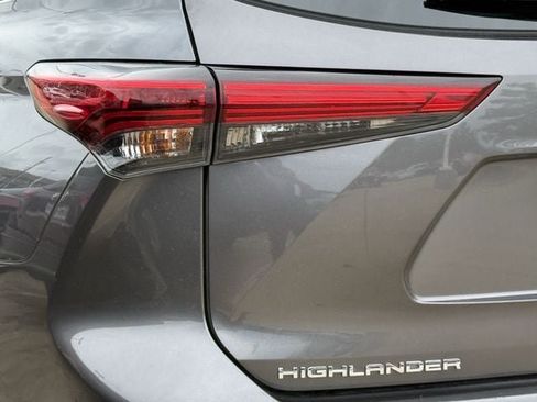 Used 2021 Toyota Highlander XLE FWD image 6